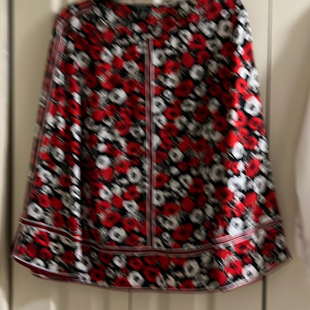 Jones New York blouse. Long sleeve floral print. Pet and smoke free home.